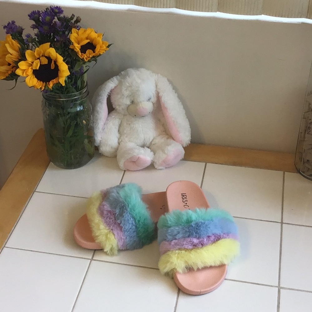 ‘Iris C’ Pastel Colors Fuzzy Slippers